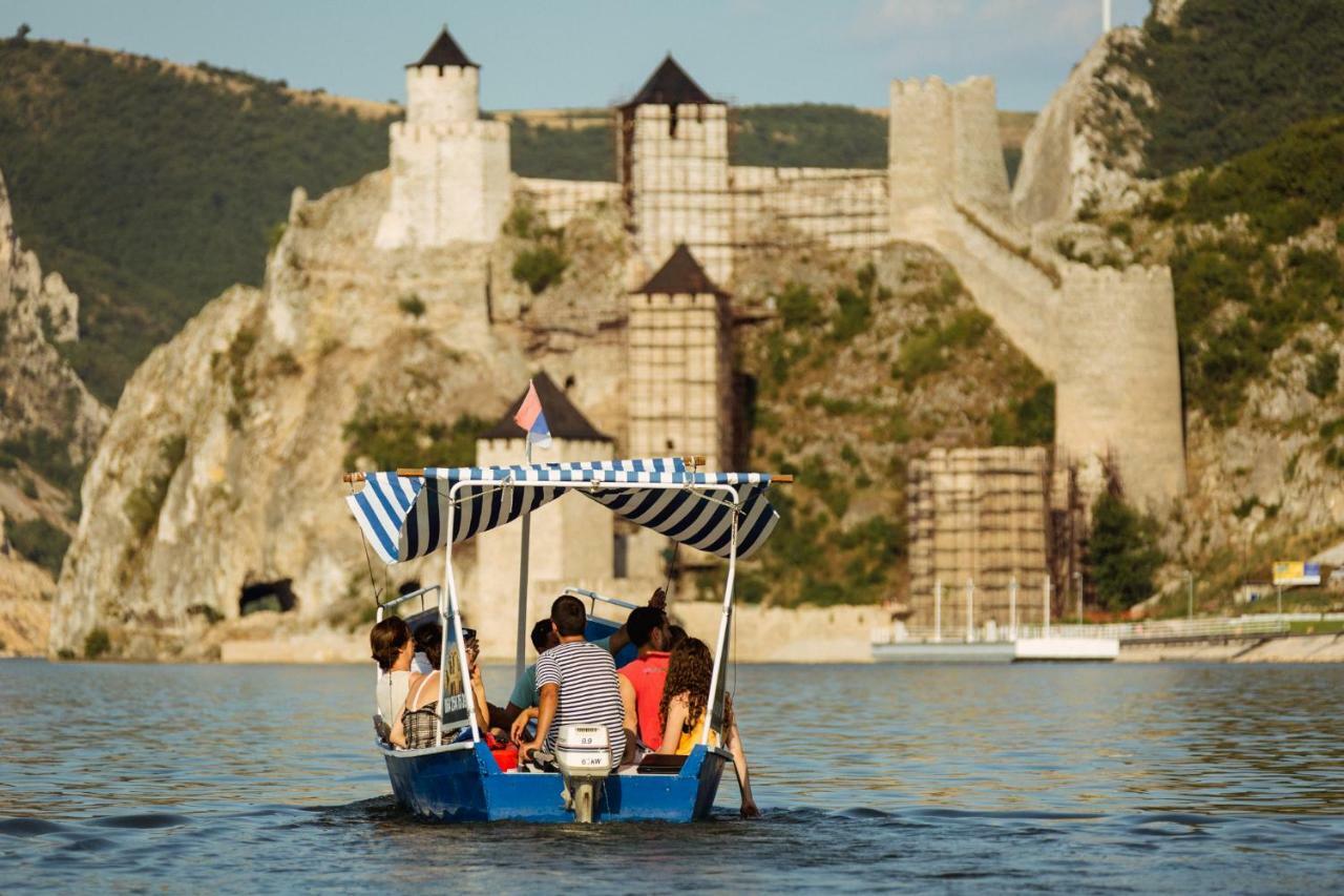 Apartments Barocco Golubac Esterno foto