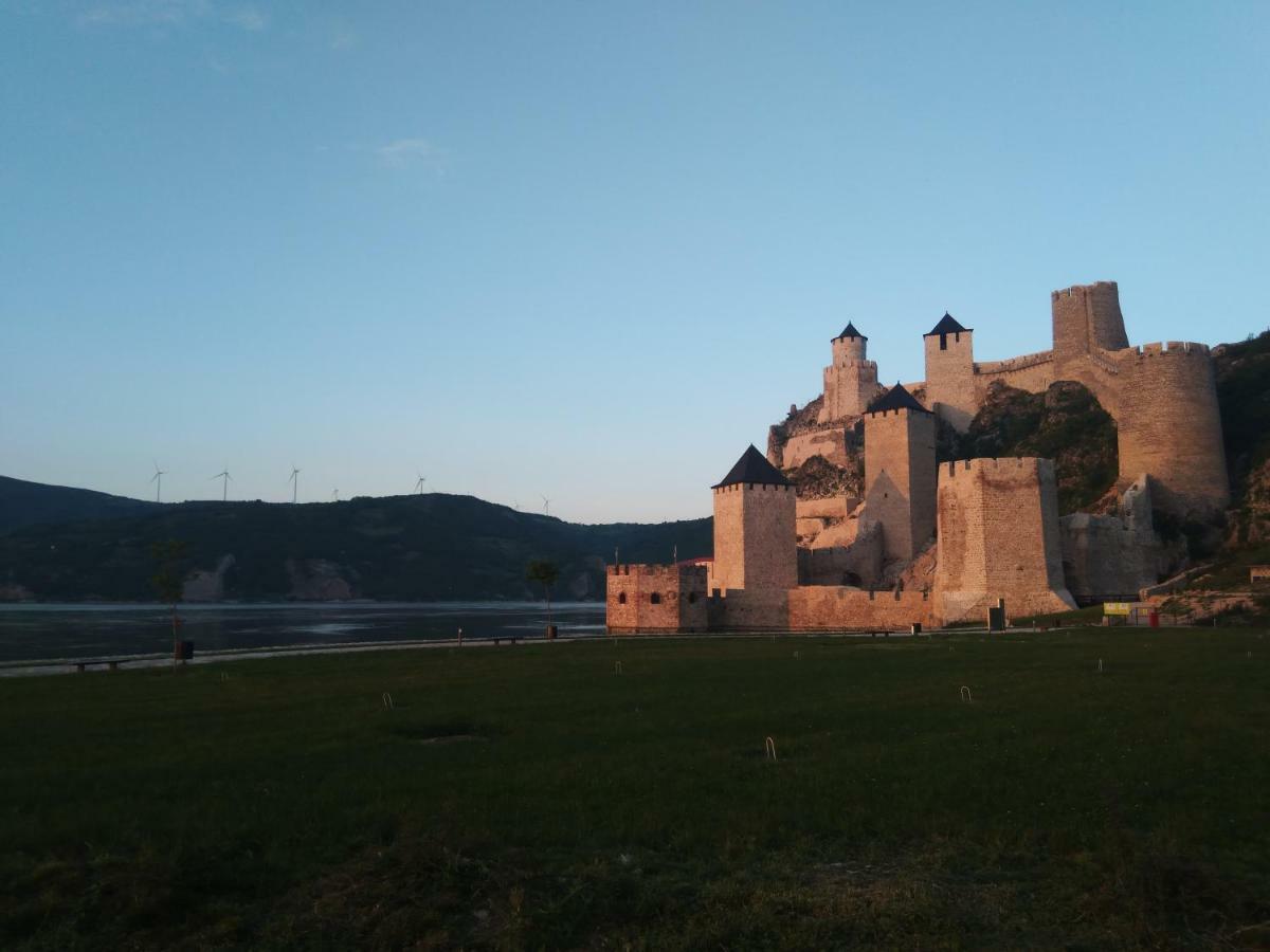 Apartments Barocco Golubac Esterno foto